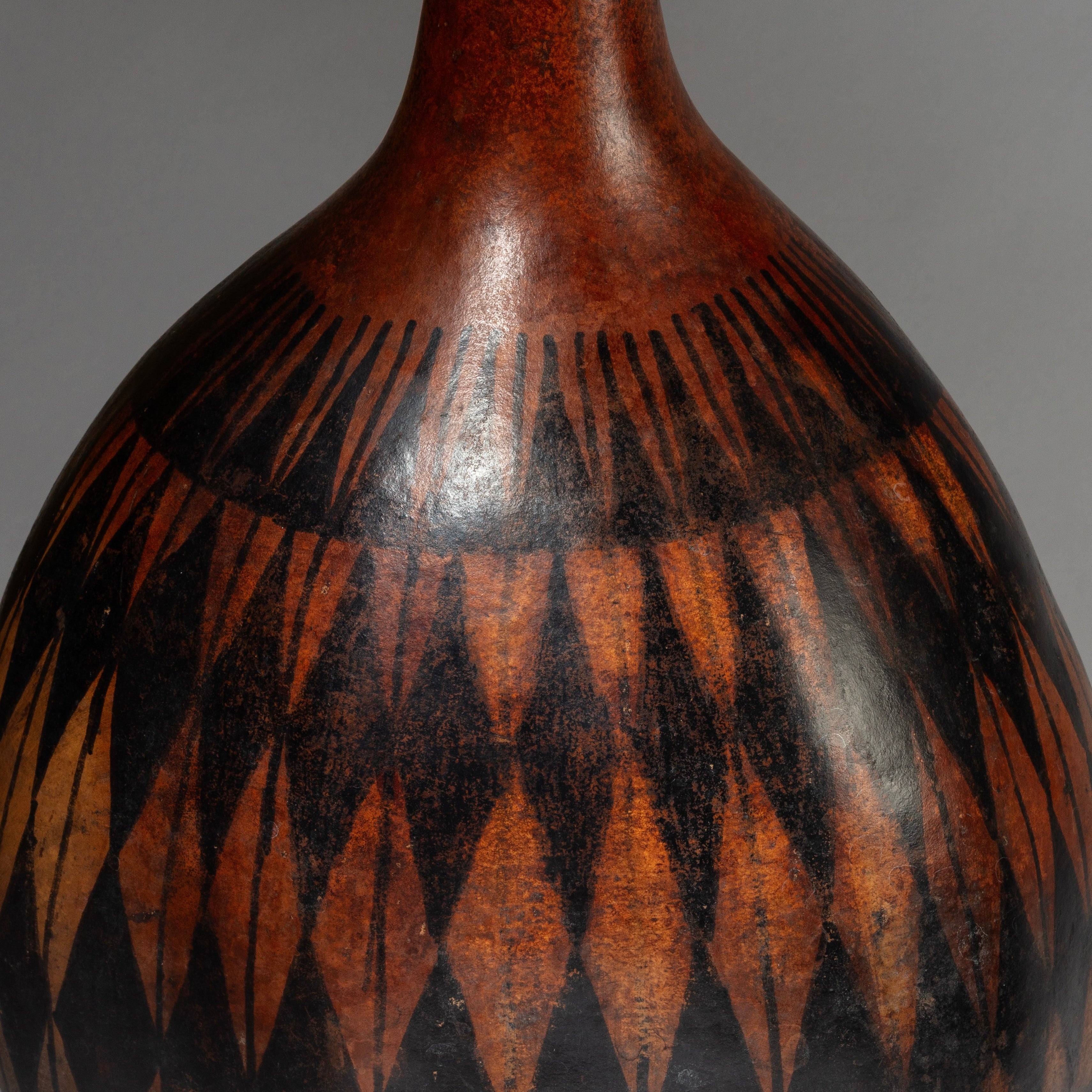 A BOLDLY DECORATED MEDIUM SIZED GOURD FROM TUTSI TRIBE OF RWANDA E.AFRICA ( No 4279)