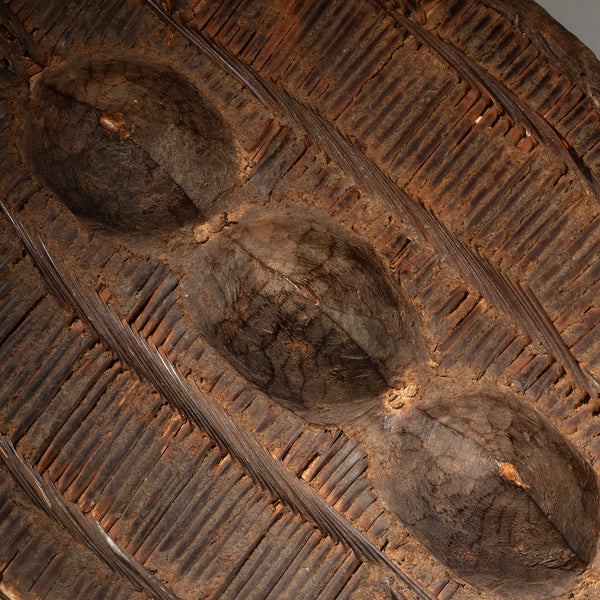 A WOVEN SHIELD WITH 3 NIPPLES, FROM GANDA TRIBE OF NIGERIA, W.AFRICA ( No 4298 )