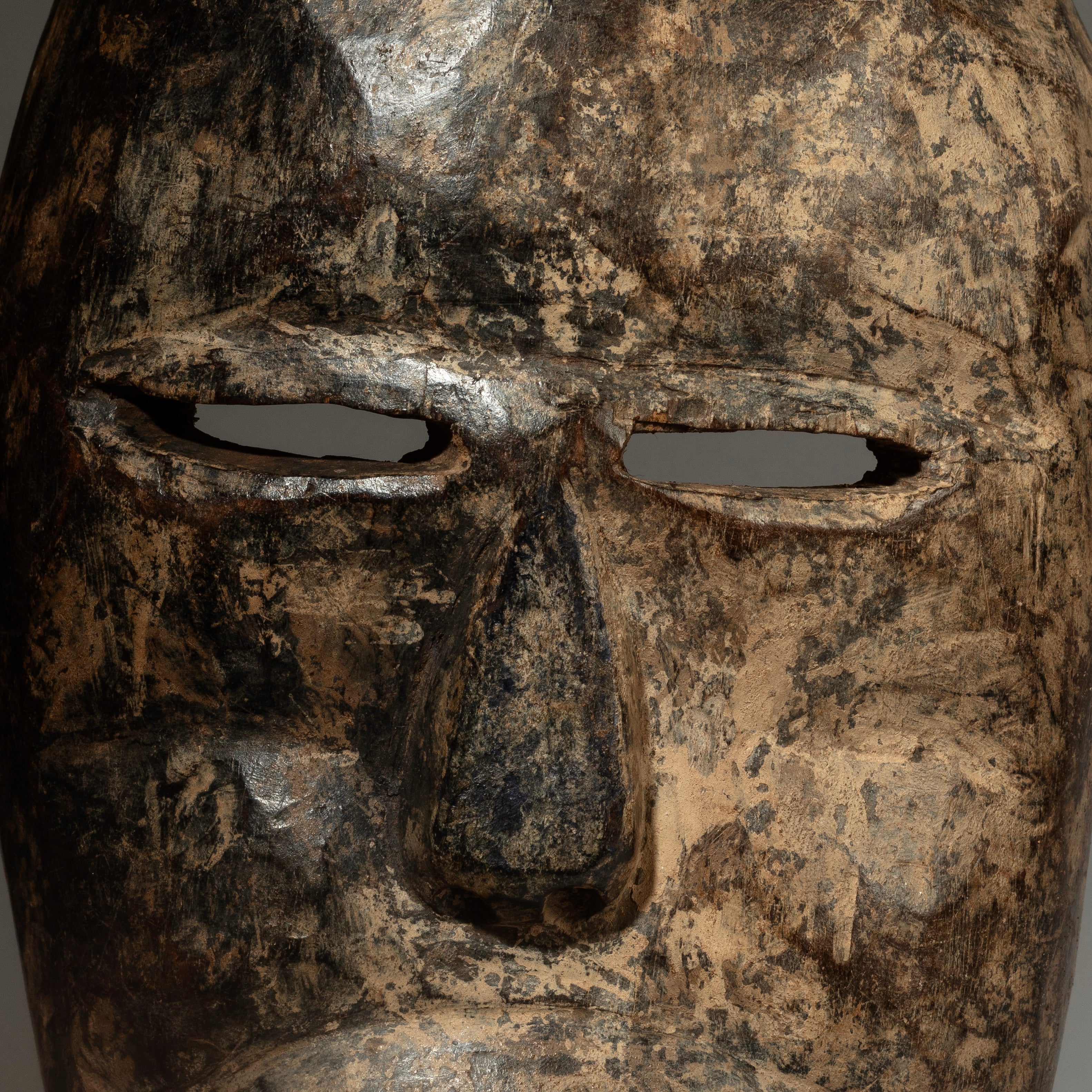 A PIED MASK FROM THE PENDE TRIBE OF THE CONGO ( No 4304 )