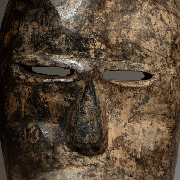 A PIED MASK FROM THE PENDE TRIBE OF THE CONGO ( No 4304 )