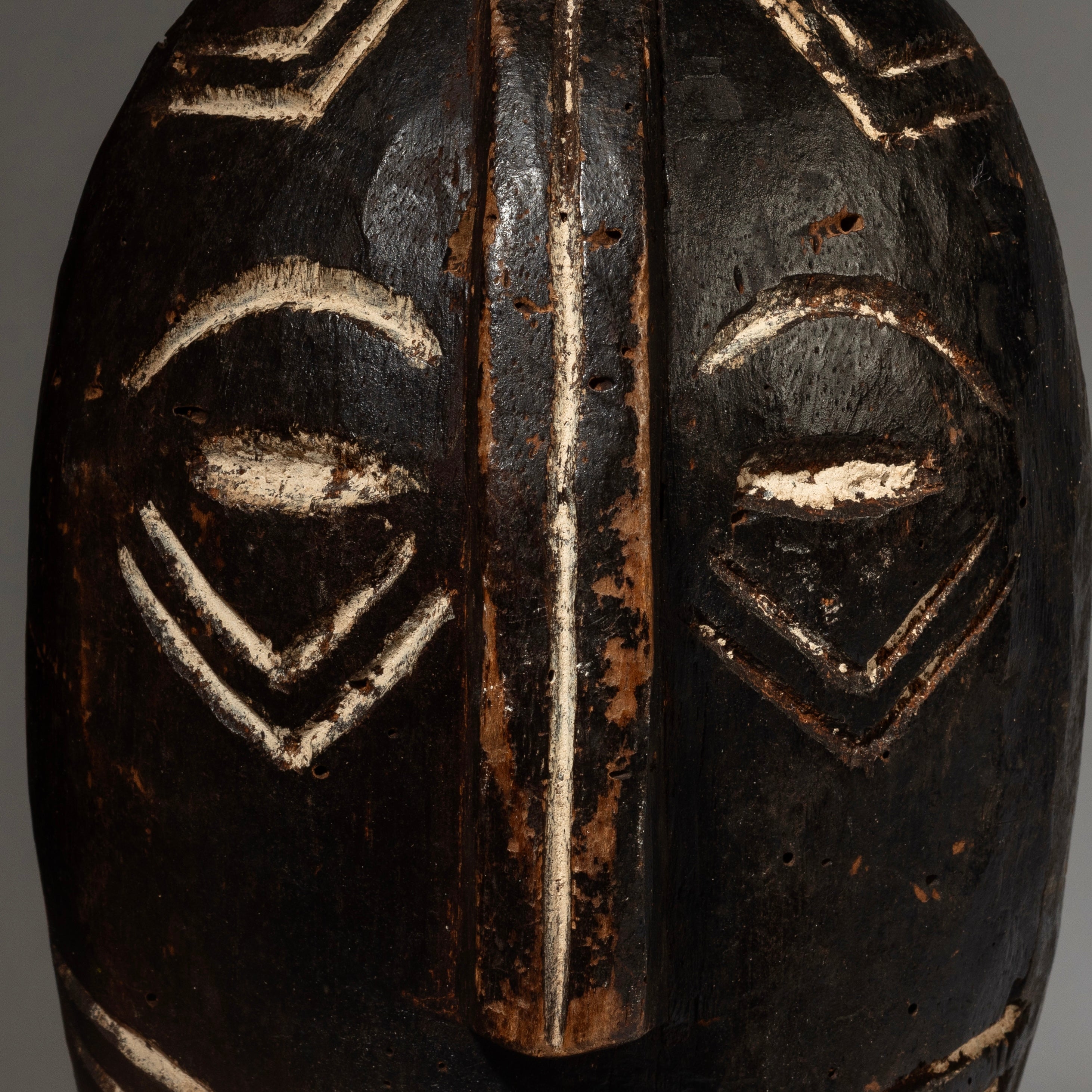 A GRAPHIC BLACK + WHITE MASK FROM THE CONGO,  CENTRAL AFRICA (No 4313 )