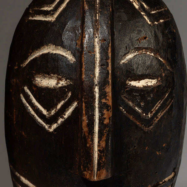 A GRAPHIC BLACK + WHITE MASK FROM THE CONGO,  CENTRAL AFRICA (No 4313 )