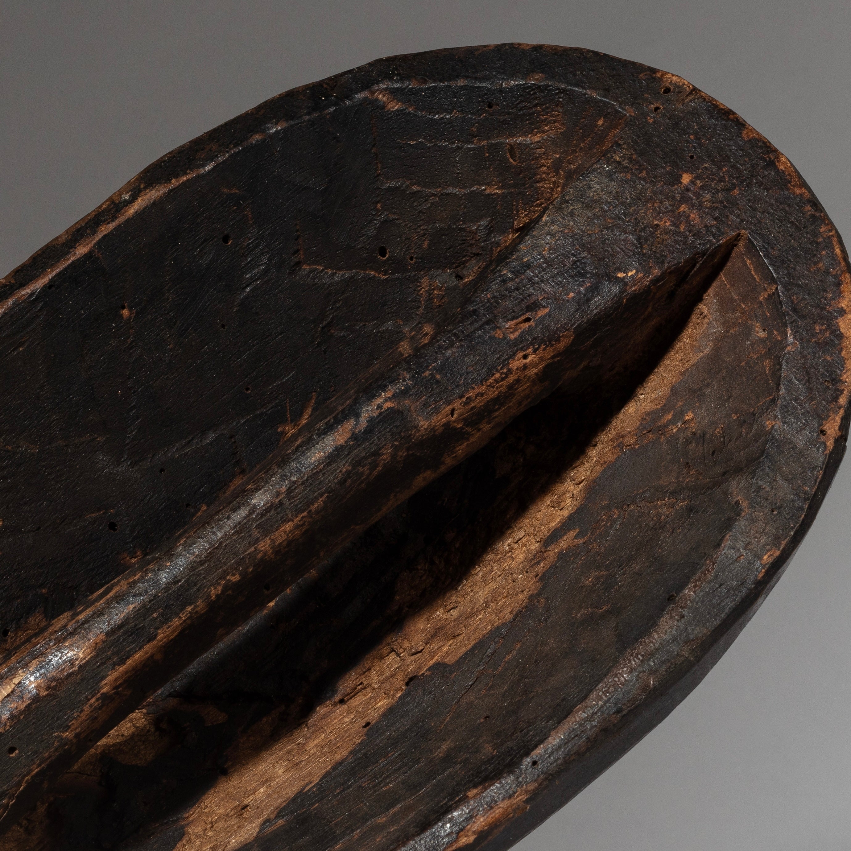 A GRAPHIC BLACK + WHITE MASK FROM THE CONGO,  CENTRAL AFRICA (No 4313 )