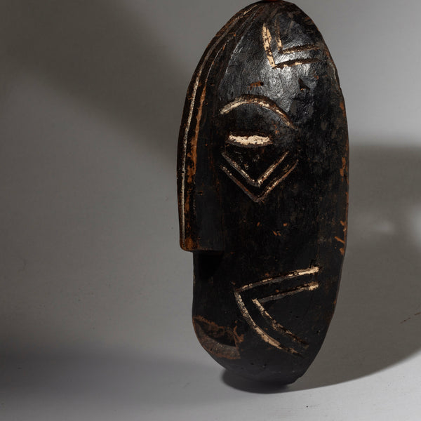 A GRAPHIC BLACK + WHITE MASK FROM THE CONGO,  CENTRAL AFRICA (No 4313 )