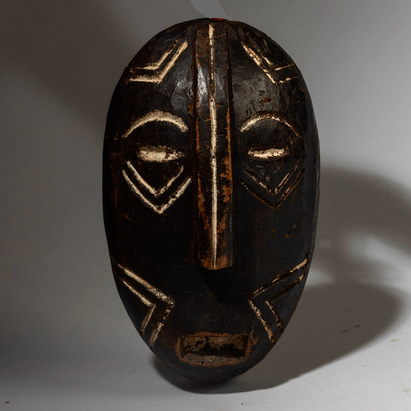 A GRAPHIC BLACK + WHITE MASK FROM THE CONGO,  CENTRAL AFRICA (No 4313 )