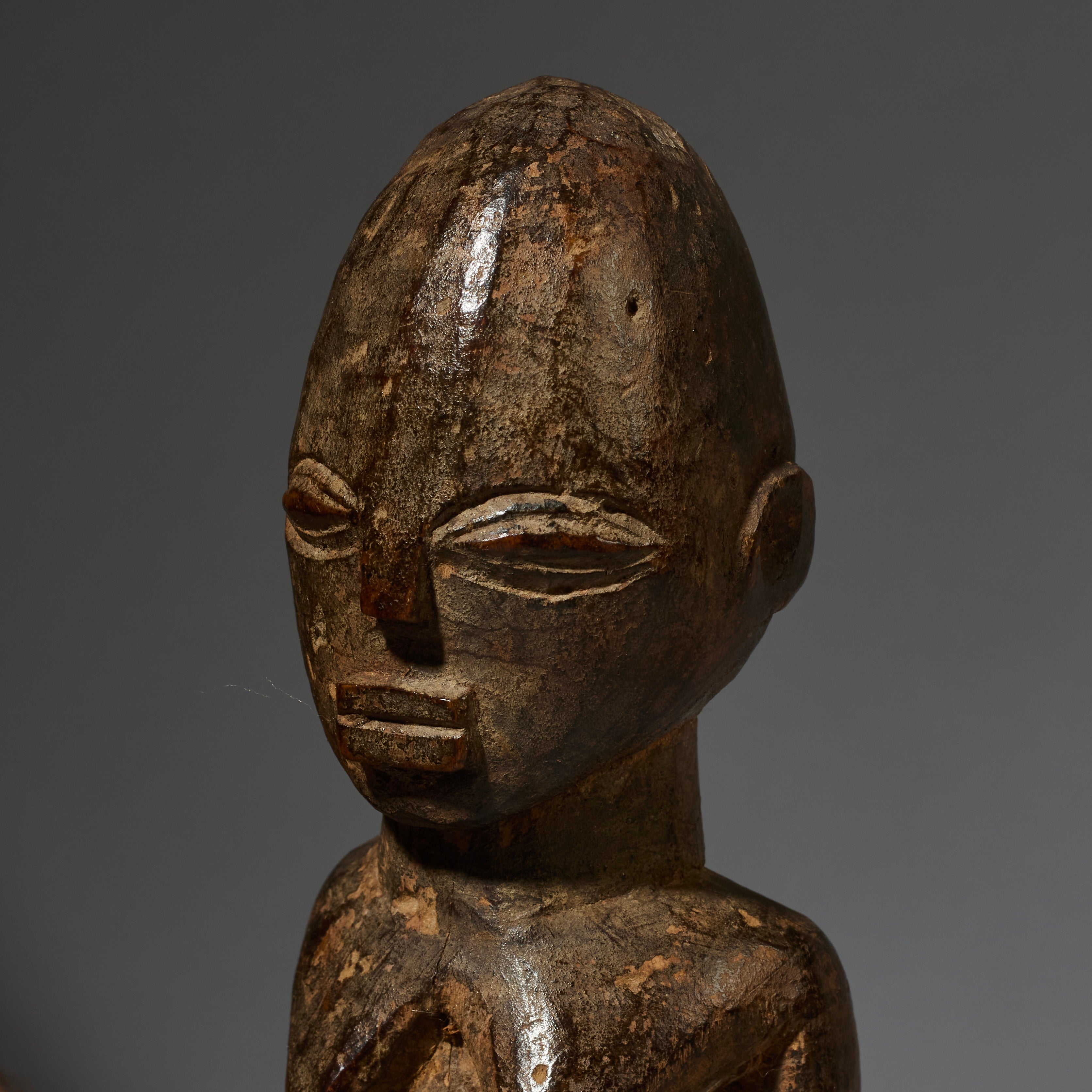 A SEATED LOBI THIL FIGURE, BURKINA FASO ( No 2775 )