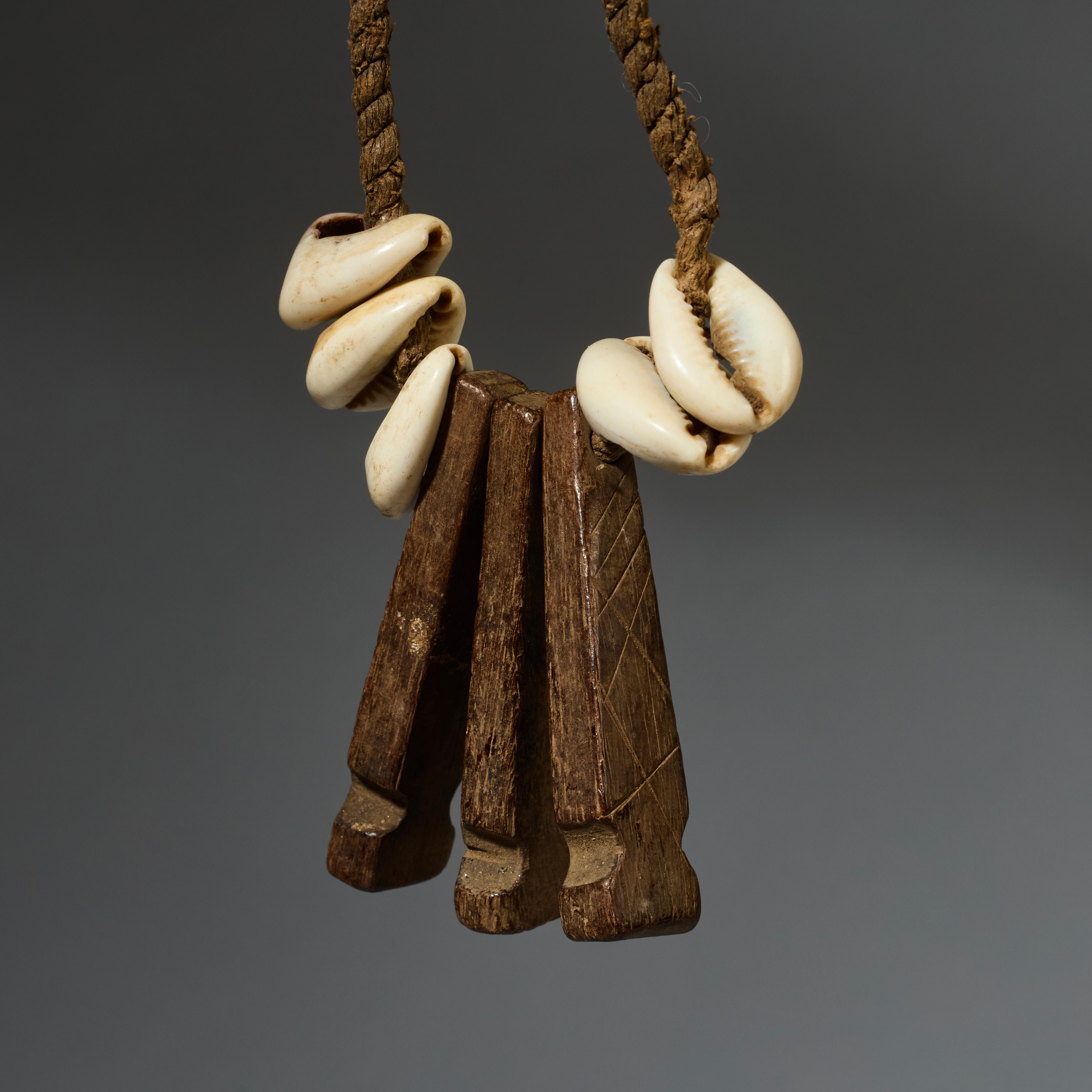 AN UNUSUAL WOOD +COWRIE SHELL NECKLACE, SOMBA TRIBE N TOGO ( No 2806 )