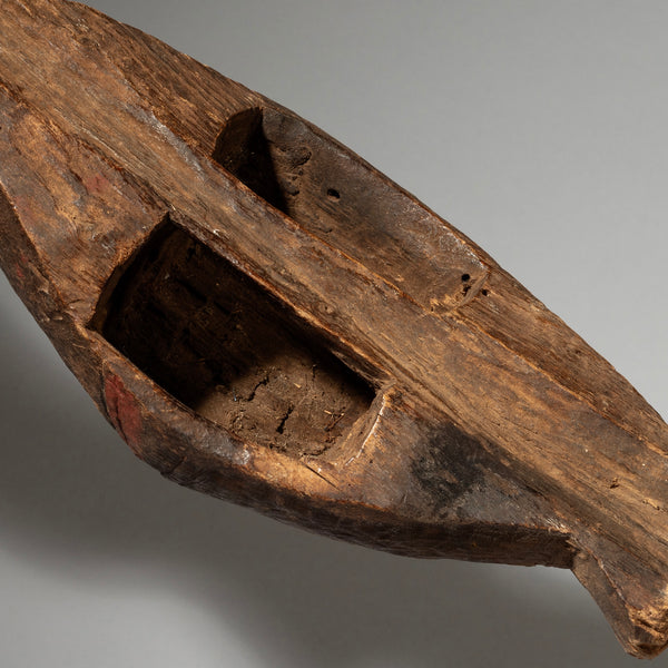 A WONDERFUL, WHITE DINKA SHIELD WITH PIGMENT DECORATION , FROM EAST AFRICA ( No 4252) (Copy)