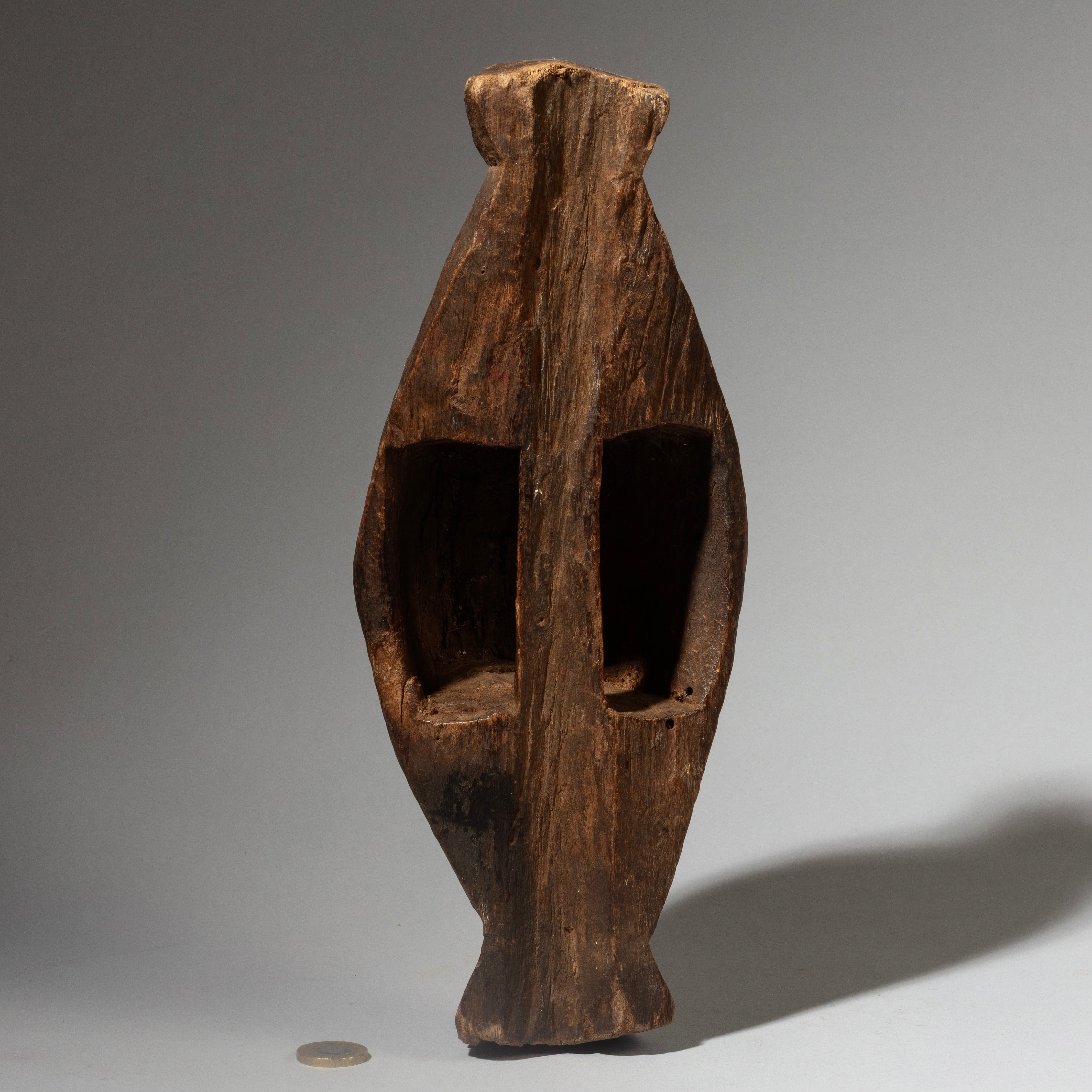 A WONDERFUL, WHITE DINKA SHIELD WITH PIGMENT DECORATION , FROM EAST AFRICA ( No 4252) (Copy)