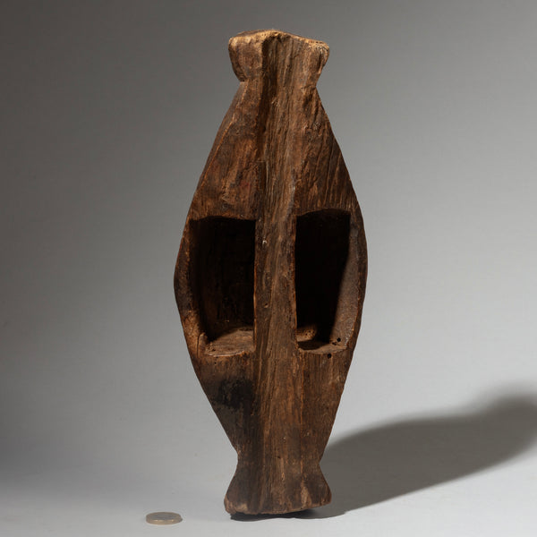 A WONDERFUL, WHITE DINKA SHIELD WITH PIGMENT DECORATION , FROM EAST AFRICA ( No 4252) (Copy)