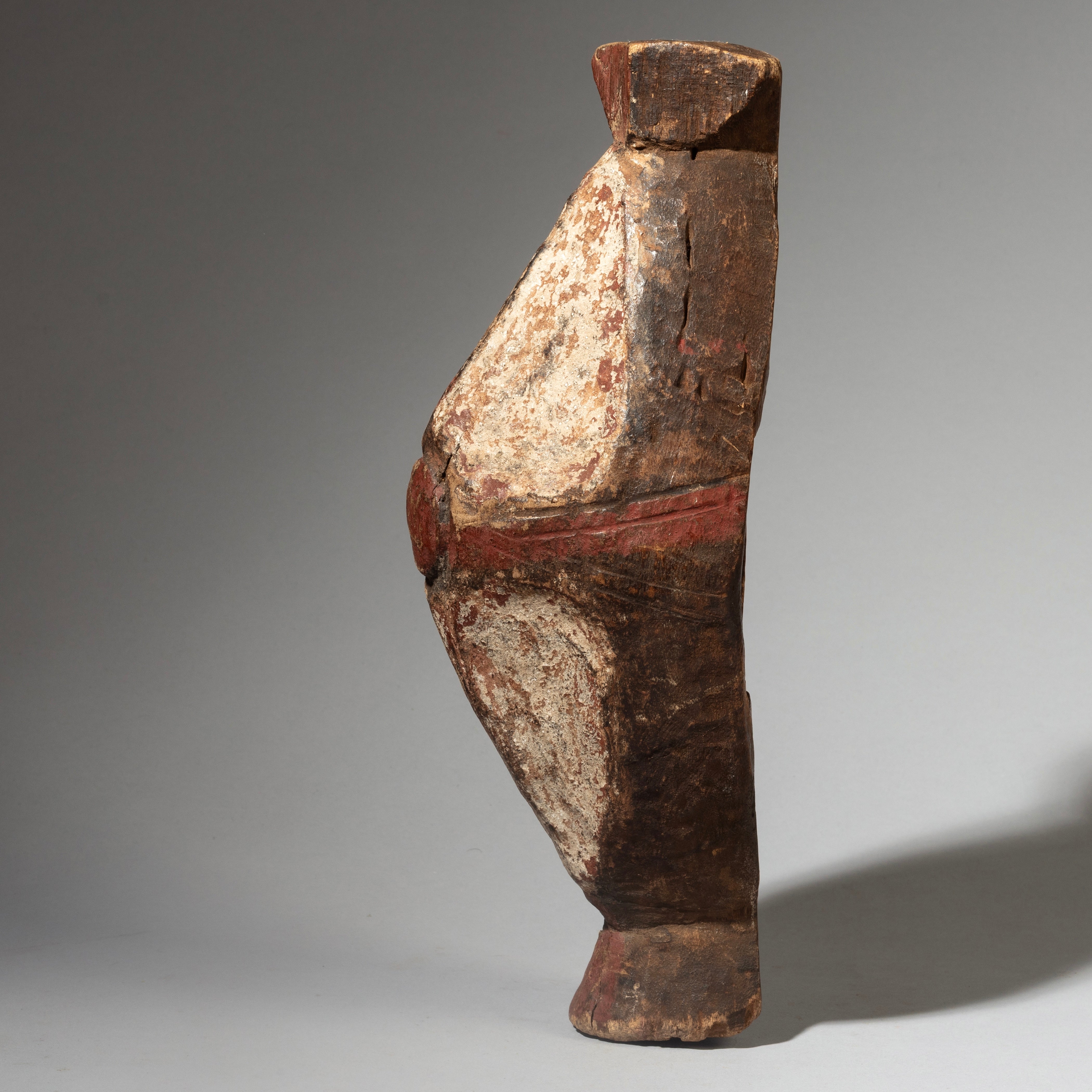 A WONDERFUL, WHITE DINKA SHIELD WITH PIGMENT DECORATION , FROM EAST AFRICA ( No 4252) (Copy)
