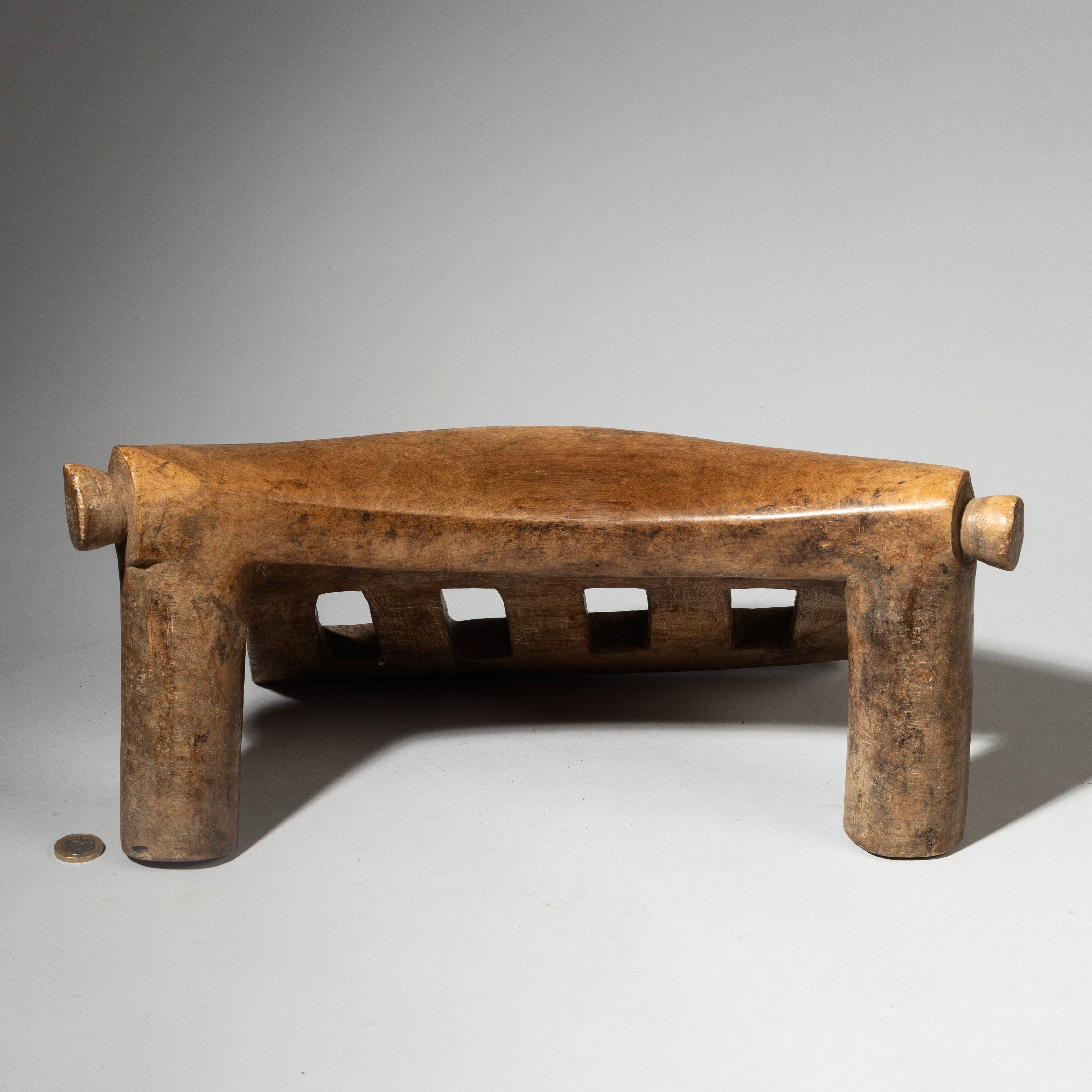 A CHUNKY DINKA HEADREST WITH INTERESTING DETAILS, SUDAN, E AFRICA ( No 4242 )