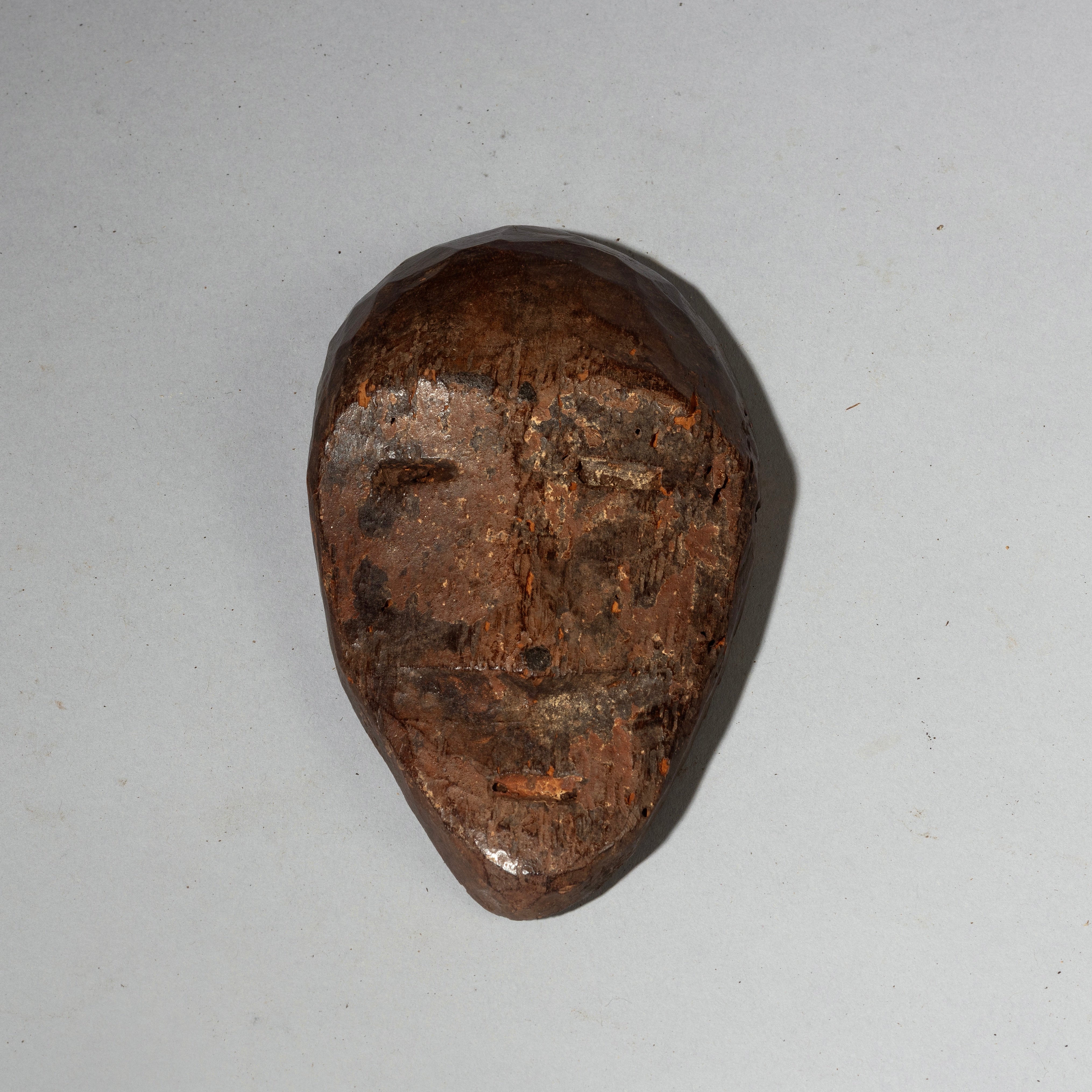 A PRECISE PASSPORT MASK WITH REMNANTS OF PIGMENT , LEGA TRIBE CONGO ( No 4267 )