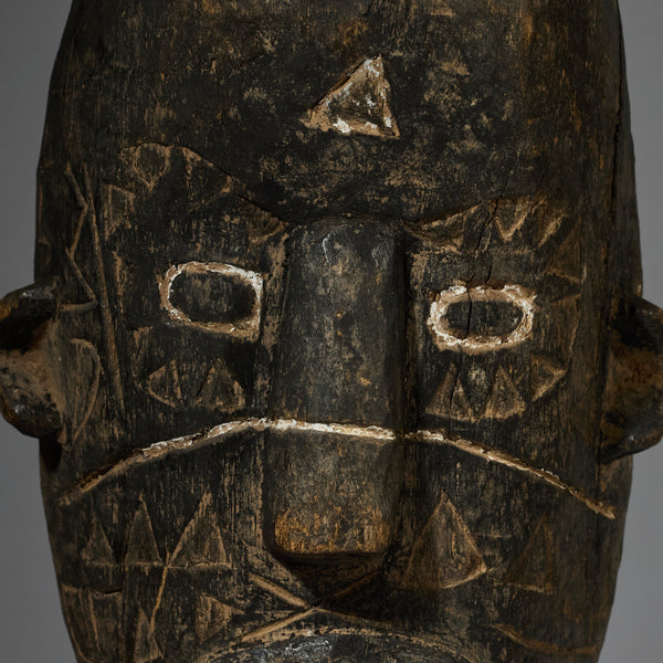 AN ENGRAVED GURUNSI MASK FROM BURKINA FASO W.AFRICA ( No 2771 )