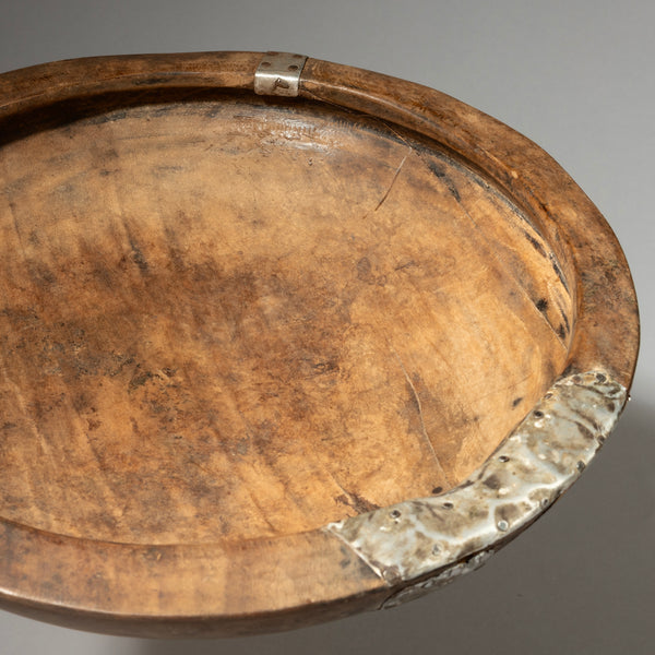 A WONDERFUL RARE ROUND WOODEN BOWL, TUTSI TRIBE RWANDA ( No 4246 )