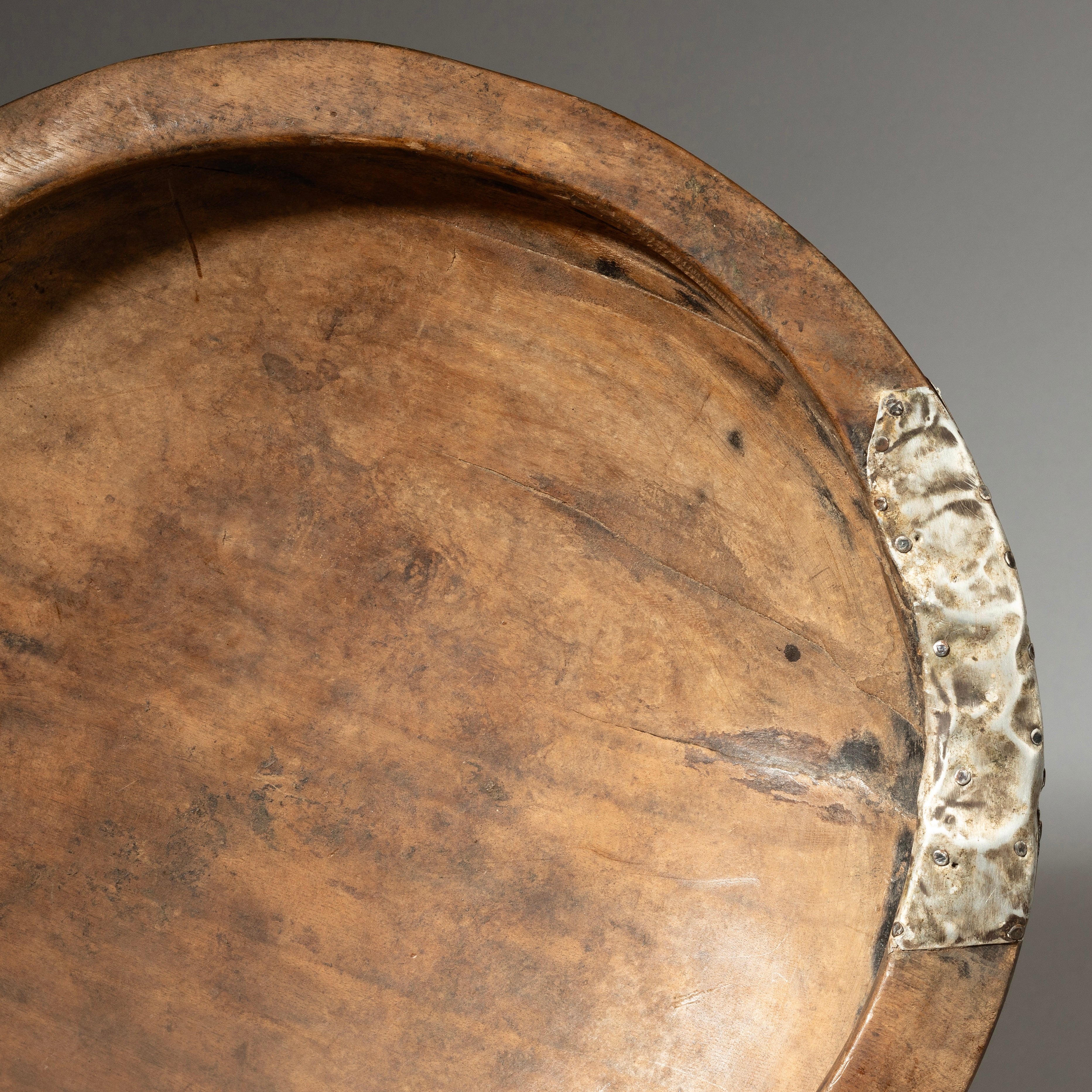 A WONDERFUL RARE ROUND WOODEN BOWL, TUTSI TRIBE RWANDA ( No 4246 )