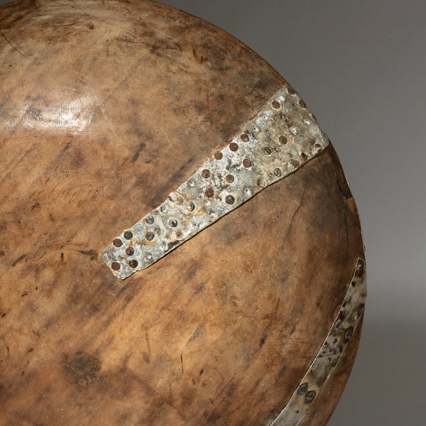 A WONDERFUL RARE ROUND WOODEN BOWL, TUTSI TRIBE RWANDA ( No 4246 )