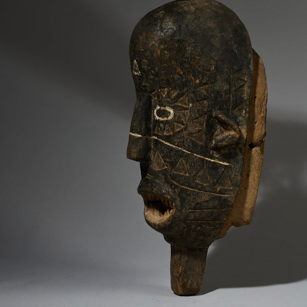 AN ENGRAVED GURUNSI MASK FROM BURKINA FASO W.AFRICA ( No 2771 )