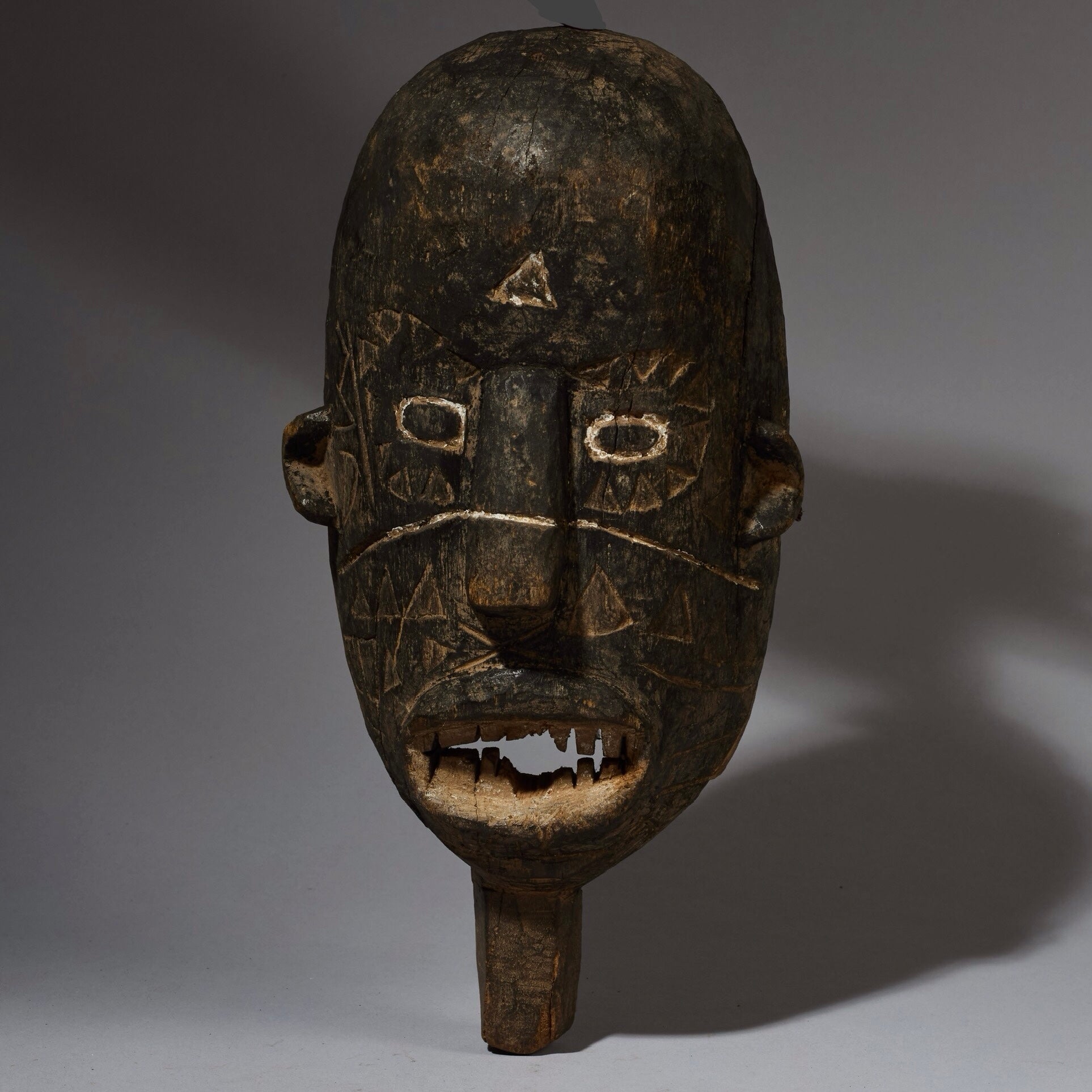 AN ENGRAVED GURUNSI MASK FROM BURKINA FASO W.AFRICA ( No 2771 )