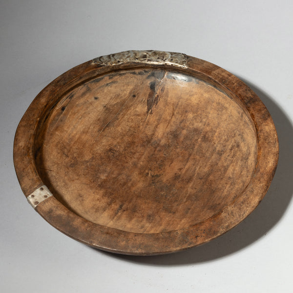 A WONDERFUL RARE ROUND WOODEN BOWL, TUTSI TRIBE RWANDA ( No 4246 )