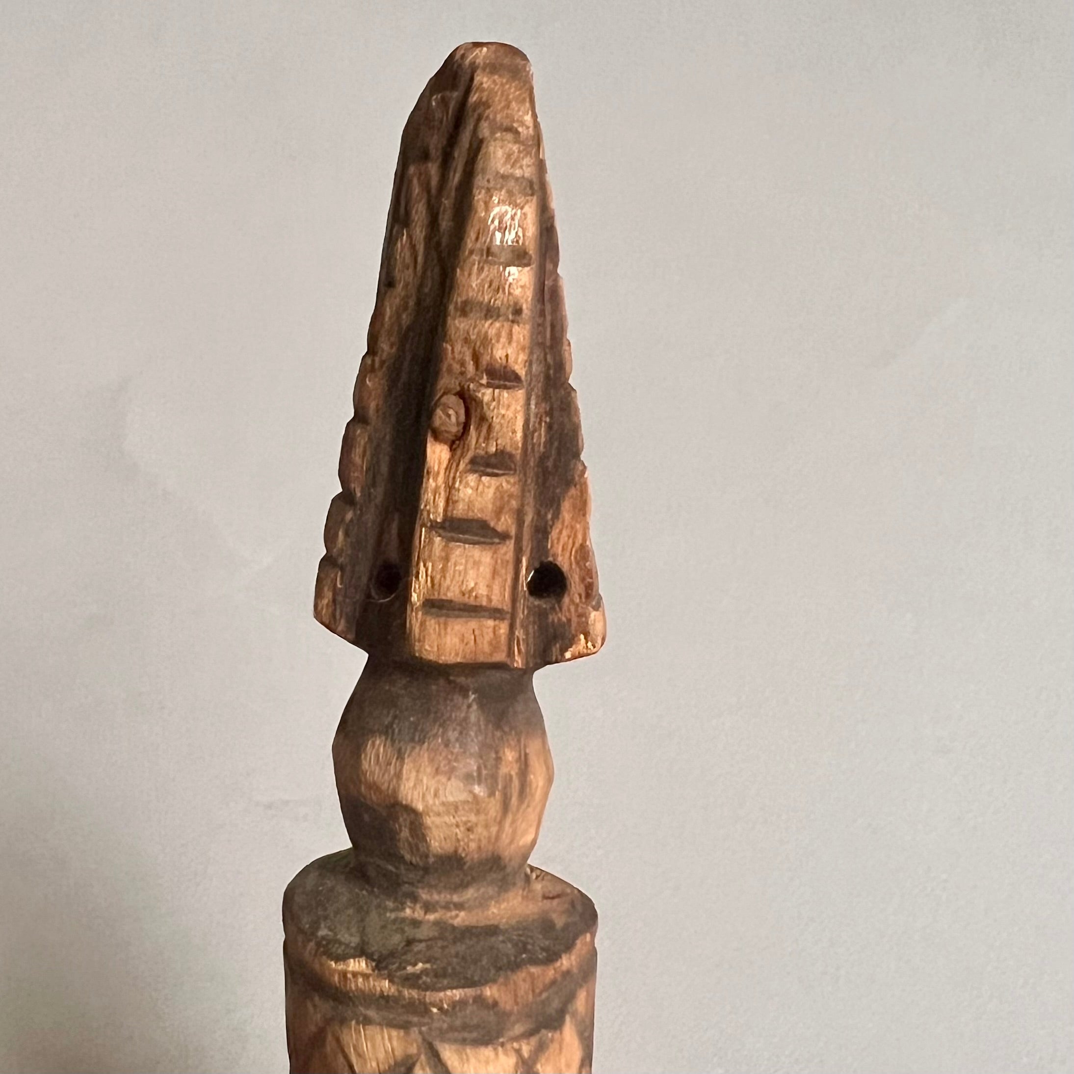 A PETITE MOSSI DOLL WITH BURNISHED DECORATION, BURKINA FASO ( No 2679)