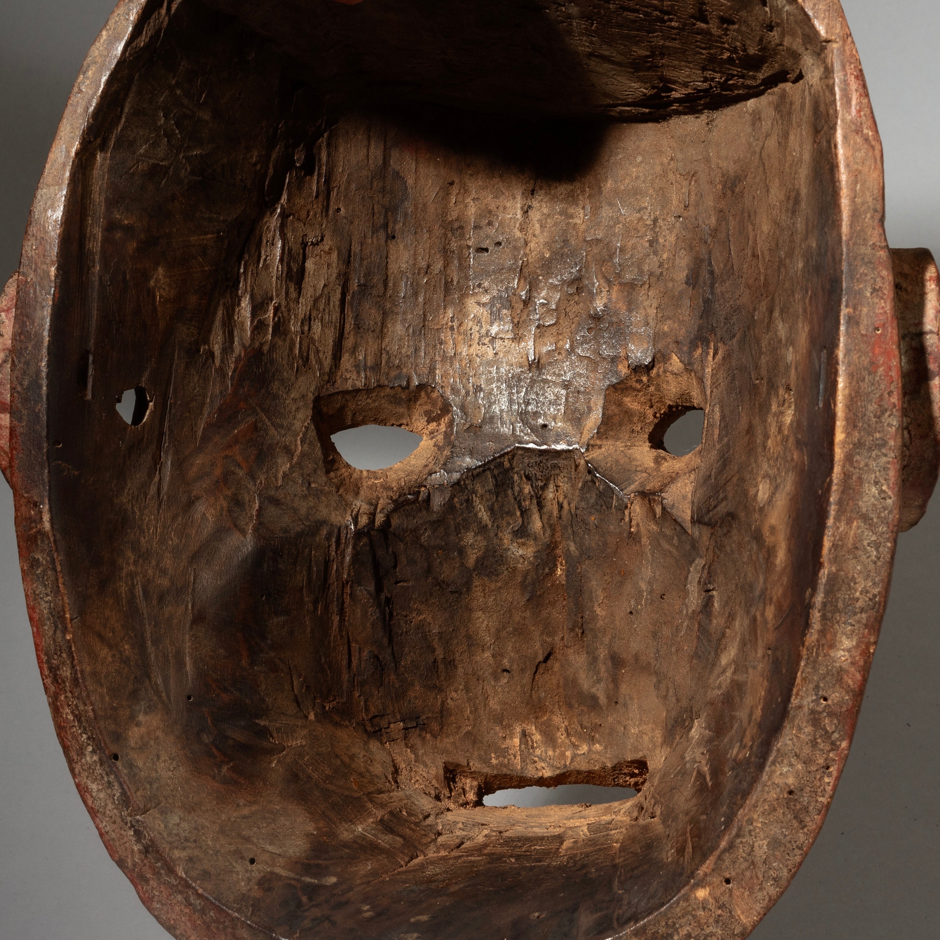 A DRAMATIC XL RED MASK FROM SUKUMA TRIBE TANZANIA E. AFRICA ( No 4310 )