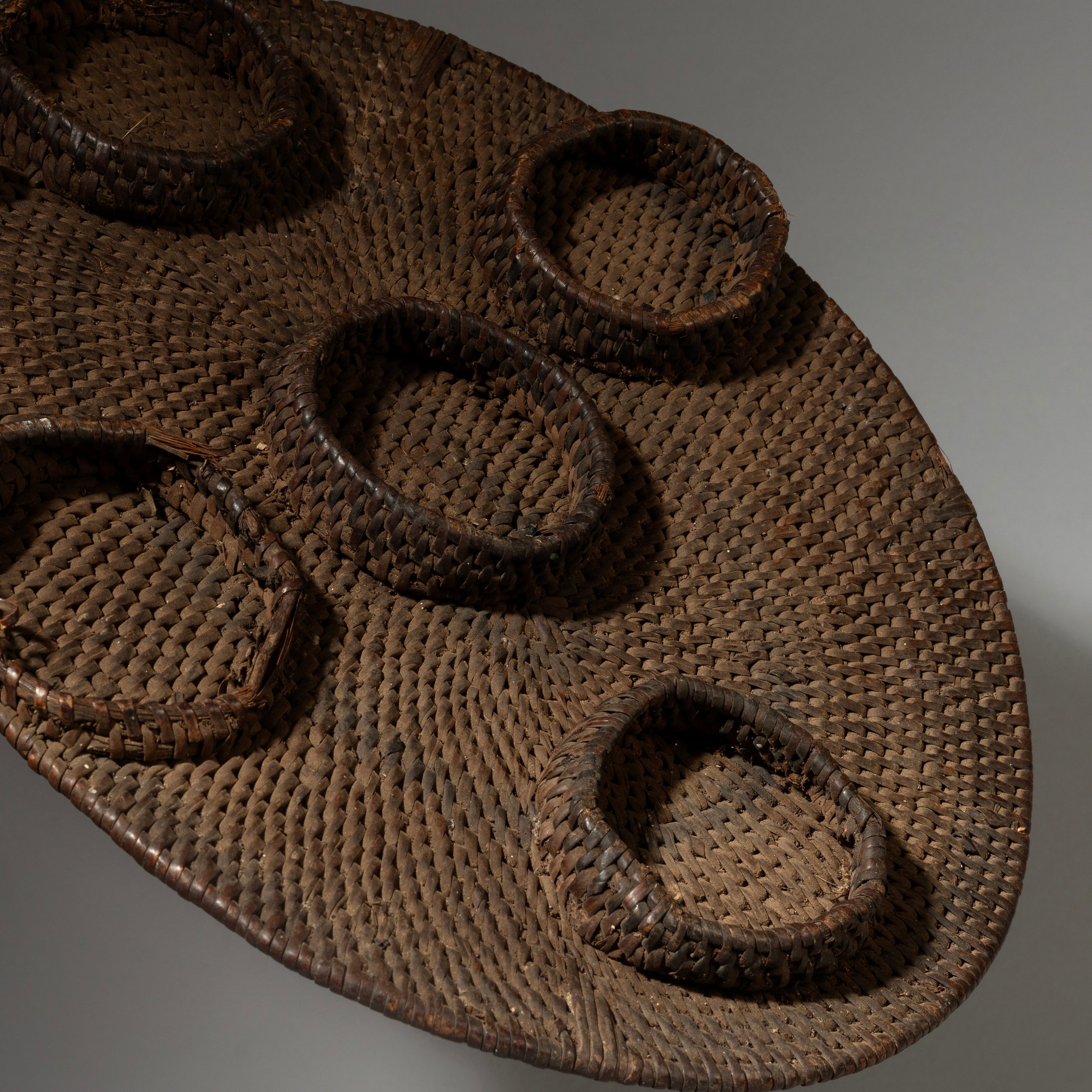 AN OLD, RARE DIVINERS WOVEN FIBRE CEREMONIAL BASKET LEGA TRIBE CONGO ( No 4306 )