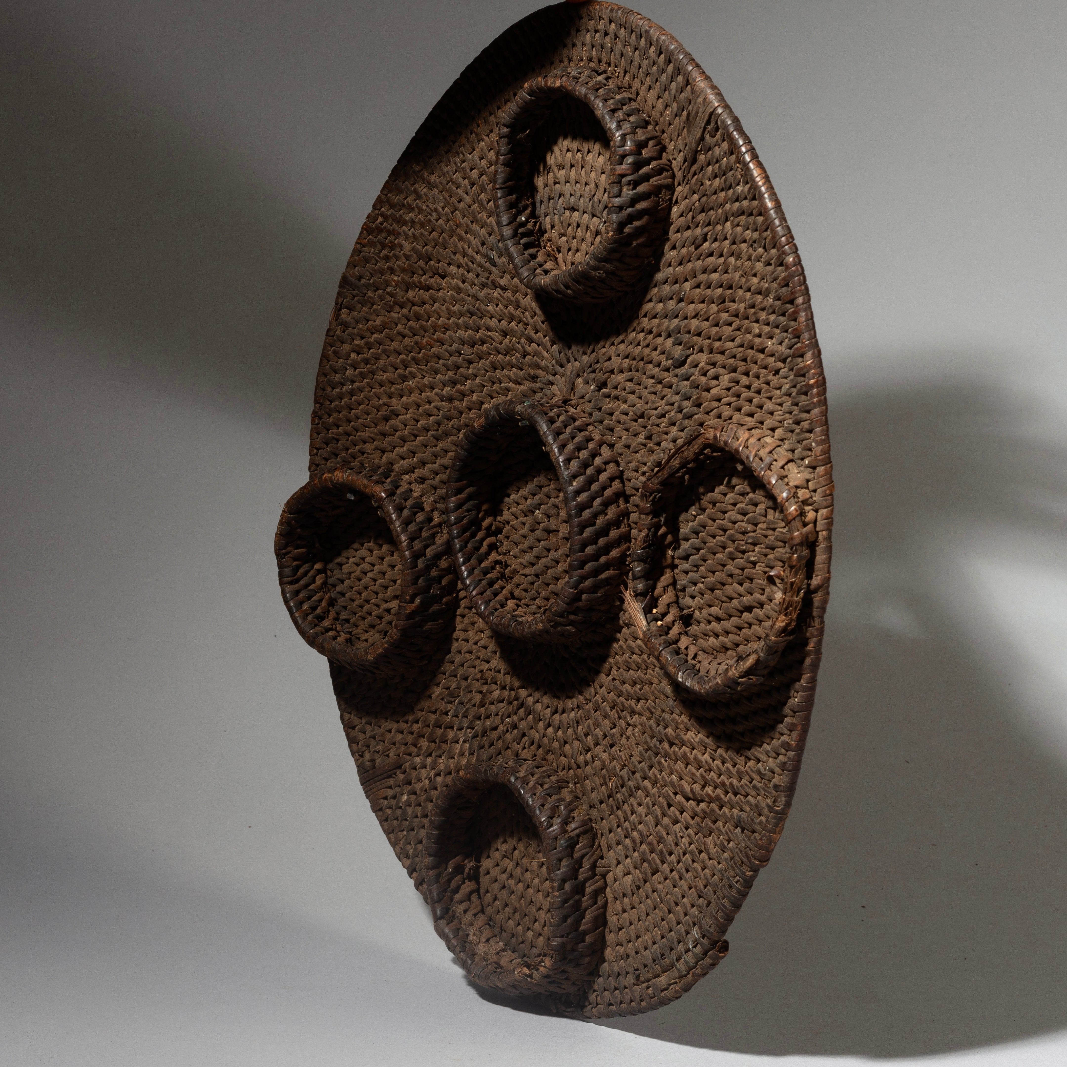 AN OLD, RARE DIVINERS WOVEN FIBRE CEREMONIAL BASKET LEGA TRIBE CONGO ( No 4306 )