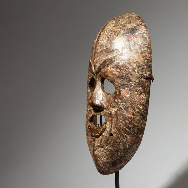 AN EXPRESSIVE AND UNUSUAL MASK FROM THE  CONGO ( No 4305 )