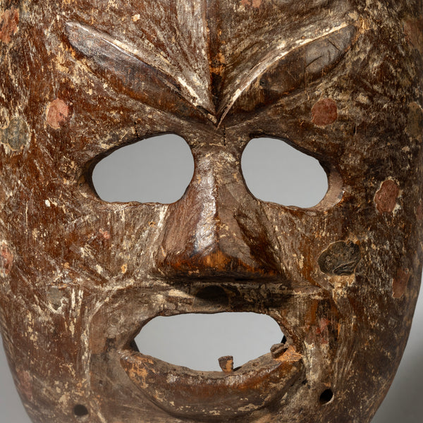 AN EXPRESSIVE AND UNUSUAL MASK FROM THE  CONGO ( No 4305 )