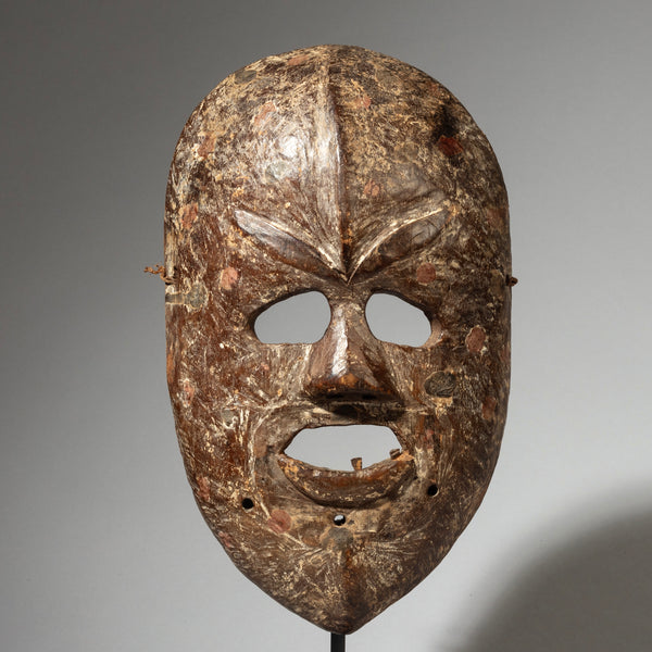 AN EXPRESSIVE AND UNUSUAL MASK FROM THE  CONGO ( No 4305 )