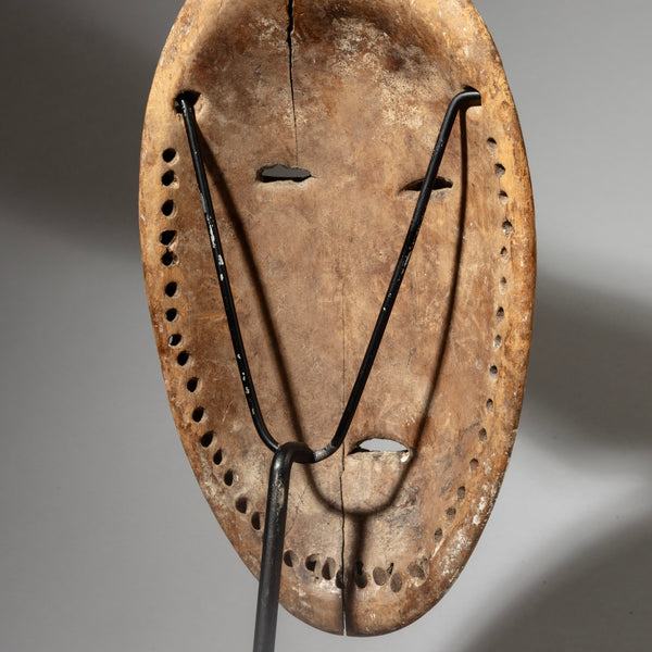 A PRETTY IDIMU” KAOLIN ENCRUSTED LEGA TRIBE MASK ( No 4243 )