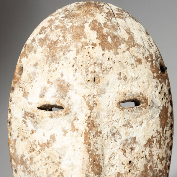 A PRETTY IDIMU” KAOLIN ENCRUSTED LEGA TRIBE MASK ( No 4243 )