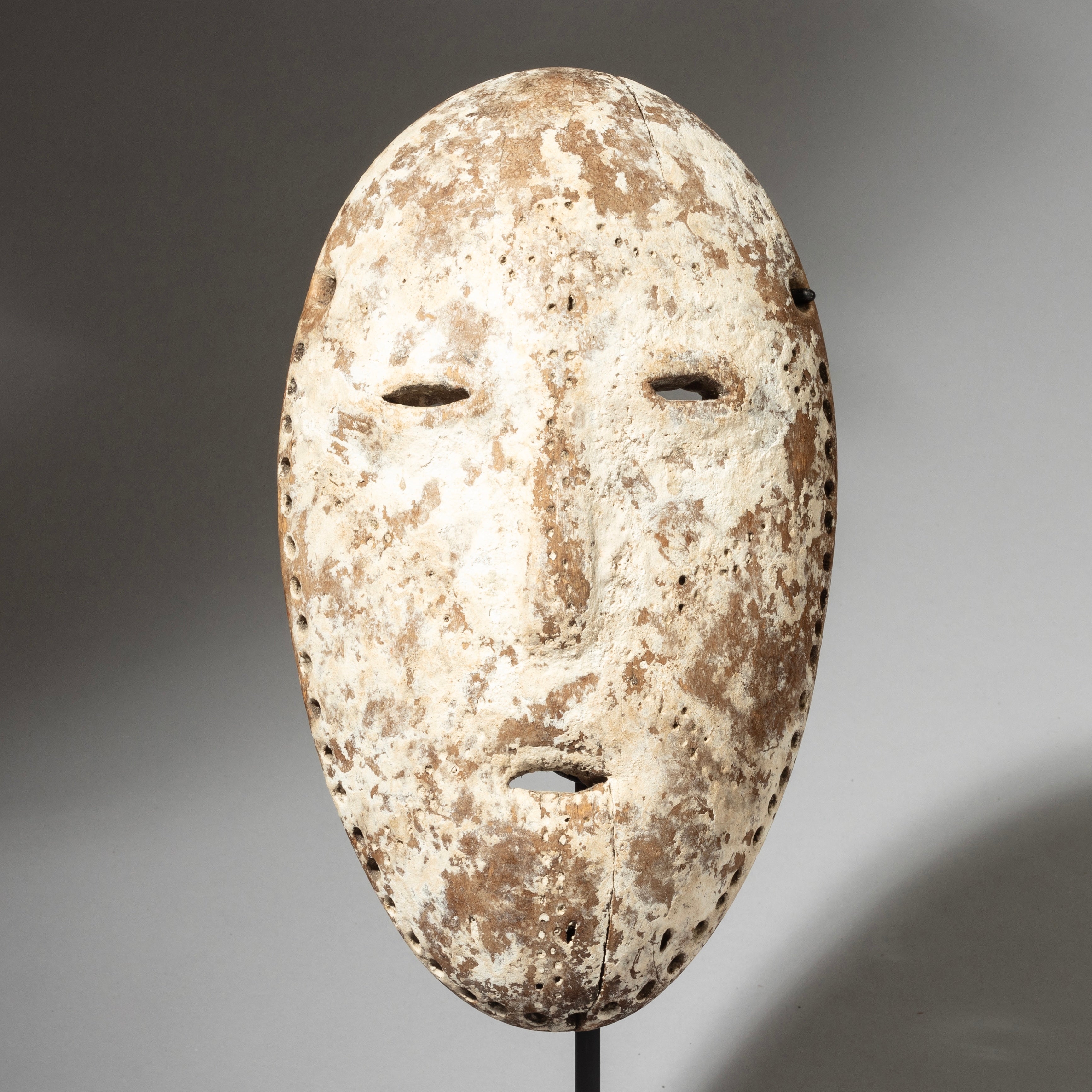 A PRETTY IDIMU” KAOLIN ENCRUSTED LEGA TRIBE MASK ( No 4243 )