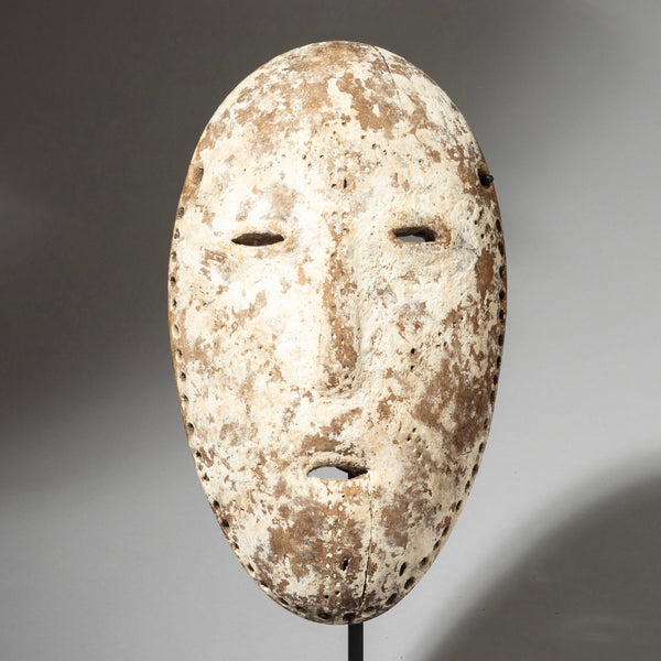 A PRETTY IDIMU” KAOLIN ENCRUSTED LEGA TRIBE MASK ( No 4243 )