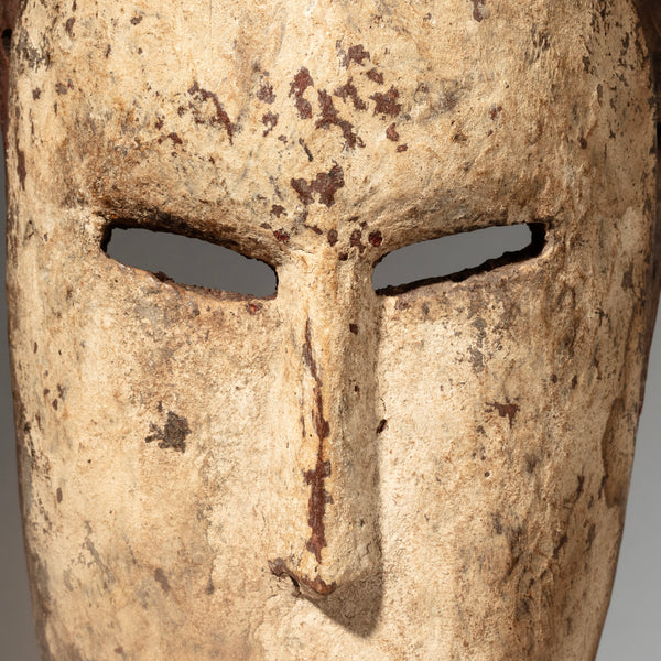 A POWERFUL WHITE PIGMENT  MASK LEGA TRIBE, CONGO ( No 4245 )