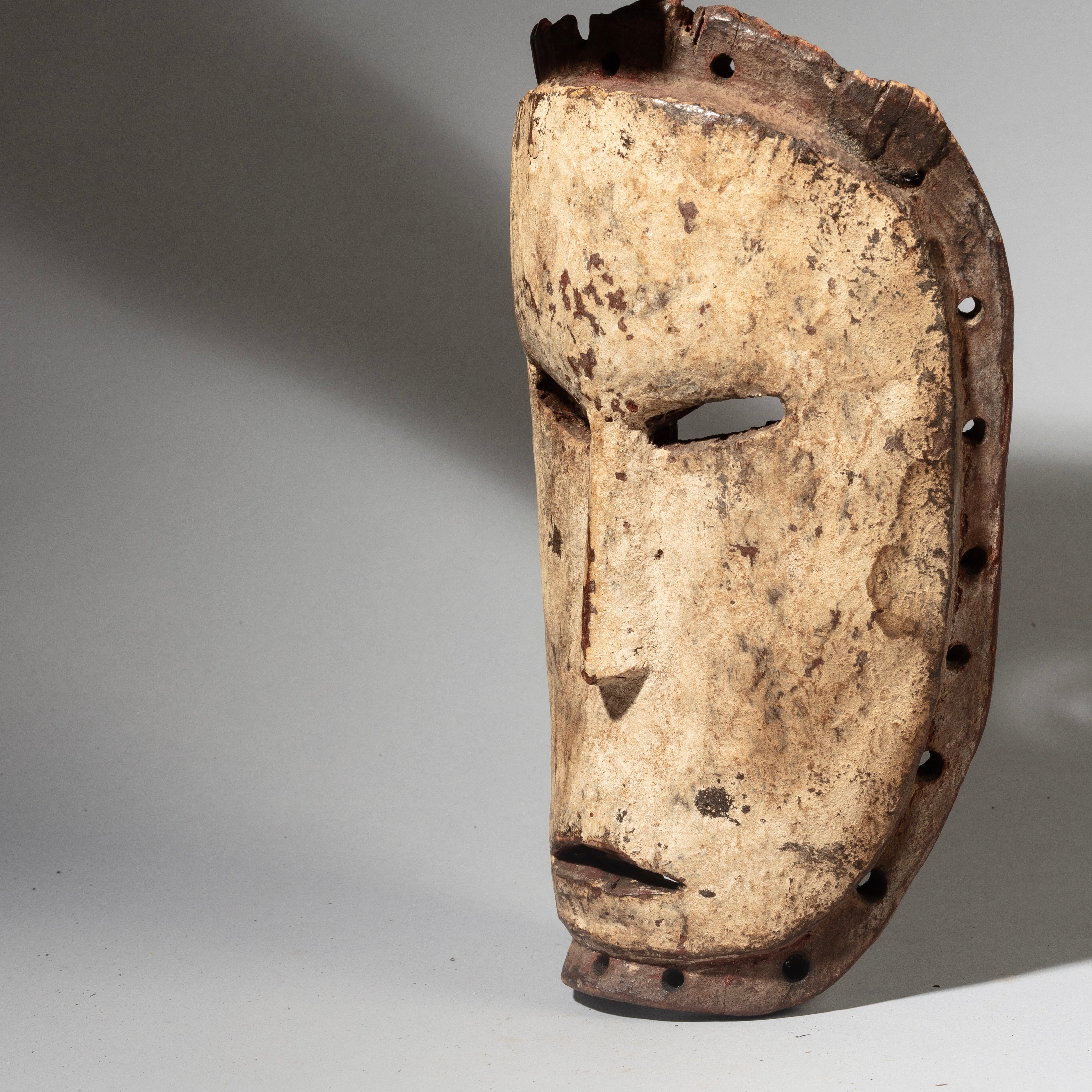 A POWERFUL WHITE PIGMENT  MASK LEGA TRIBE, CONGO ( No 4245 )
