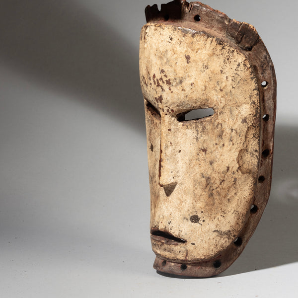 A POWERFUL WHITE PIGMENT  MASK LEGA TRIBE, CONGO ( No 4245 )