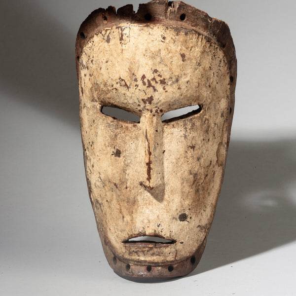 A POWERFUL WHITE PIGMENT  MASK LEGA TRIBE, CONGO ( No 4245 )