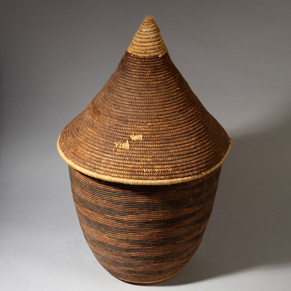 A LUSCIOUS + LARGE FIBRE BASKET WITH LID FROM TUTSI TRIBE RWANDA ( No 4347 )