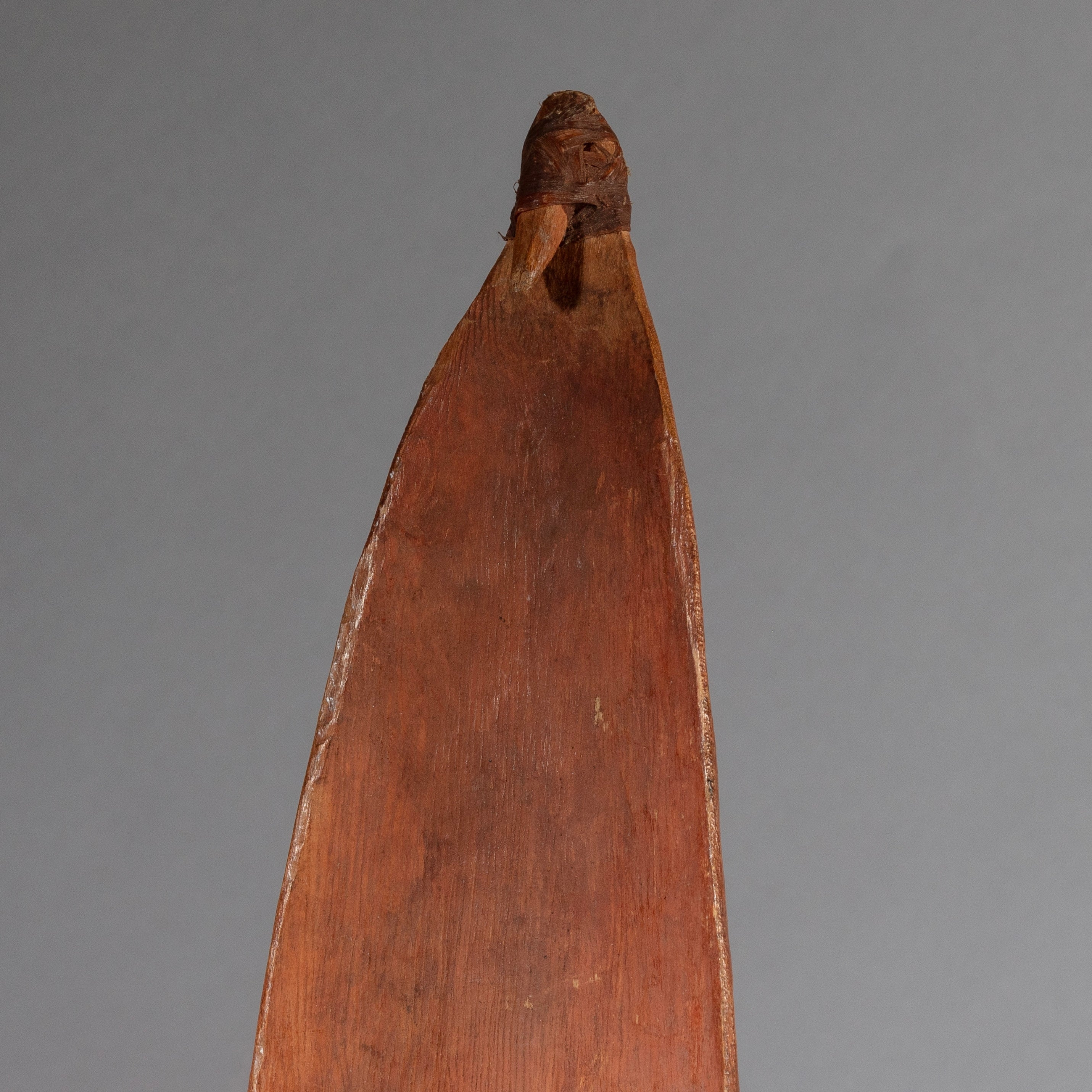 A RADIANT RED PIGMENT WOOMERA FROM AUSTRALIA ( No 4348 )