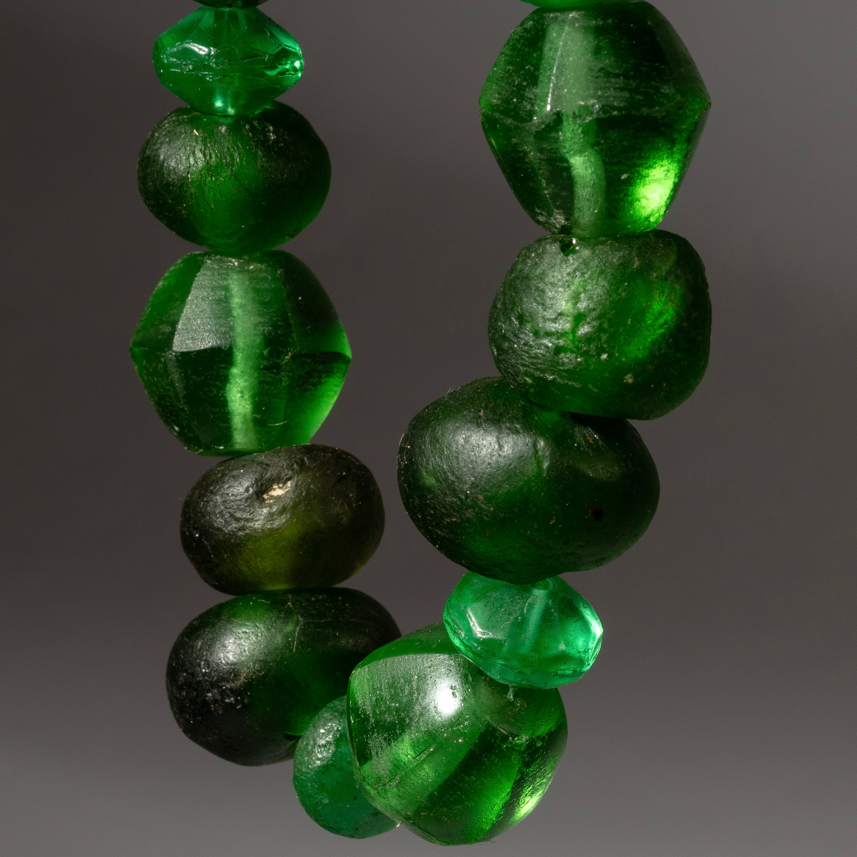 AN EMERALD GREEN MIXED TRADE BEAD+ RECYCLED GLASS NECKLACE ( NO 4341 )