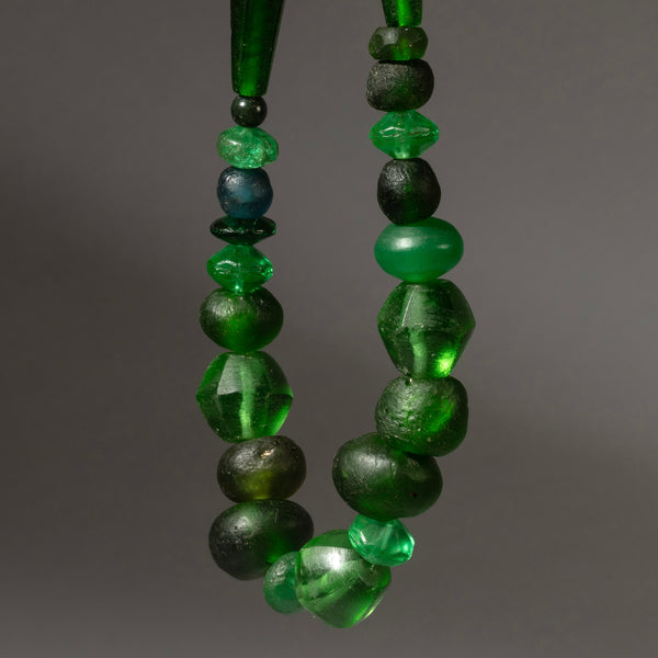 AN EMERALD GREEN MIXED TRADE BEAD+ RECYCLED GLASS NECKLACE ( NO 4341 )
