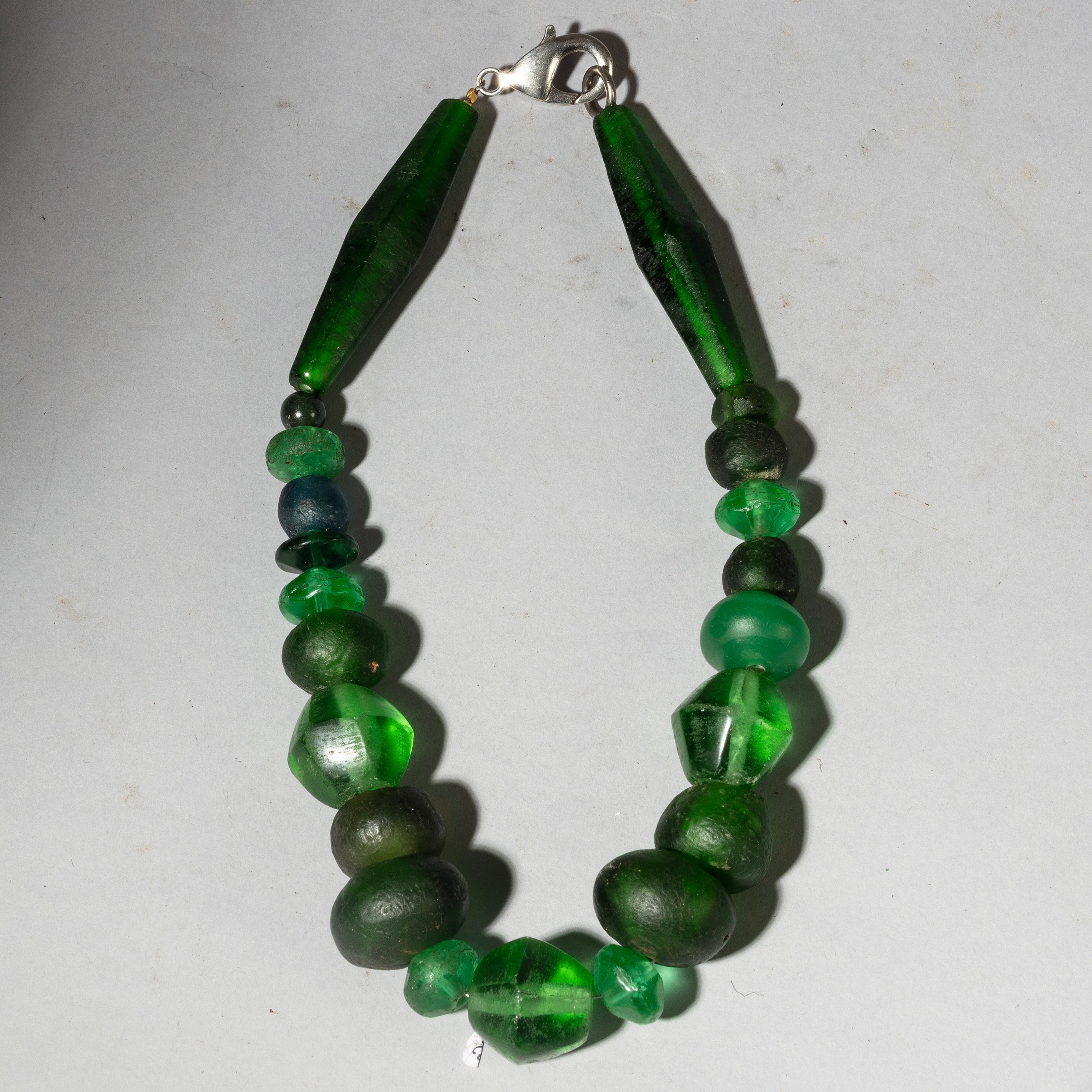 AN EMERALD GREEN MIXED TRADE BEAD+ RECYCLED GLASS NECKLACE ( NO 4341 )