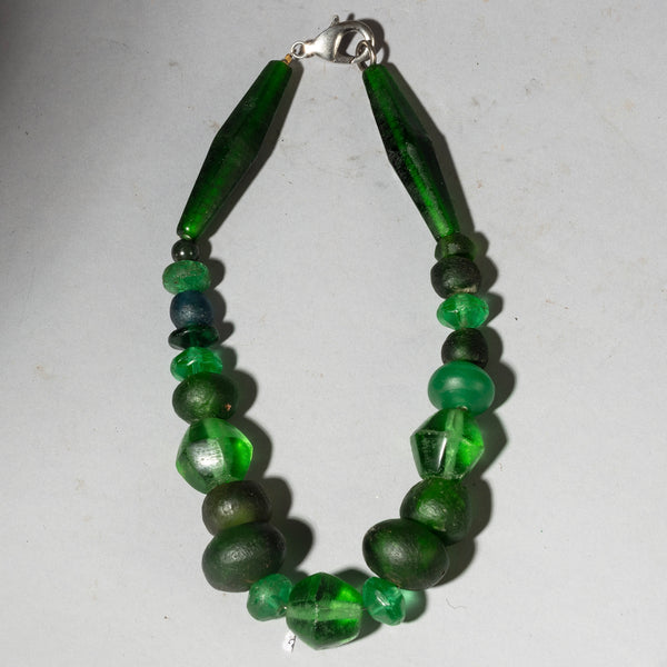 AN EMERALD GREEN MIXED TRADE BEAD+ RECYCLED GLASS NECKLACE ( NO 4341 )