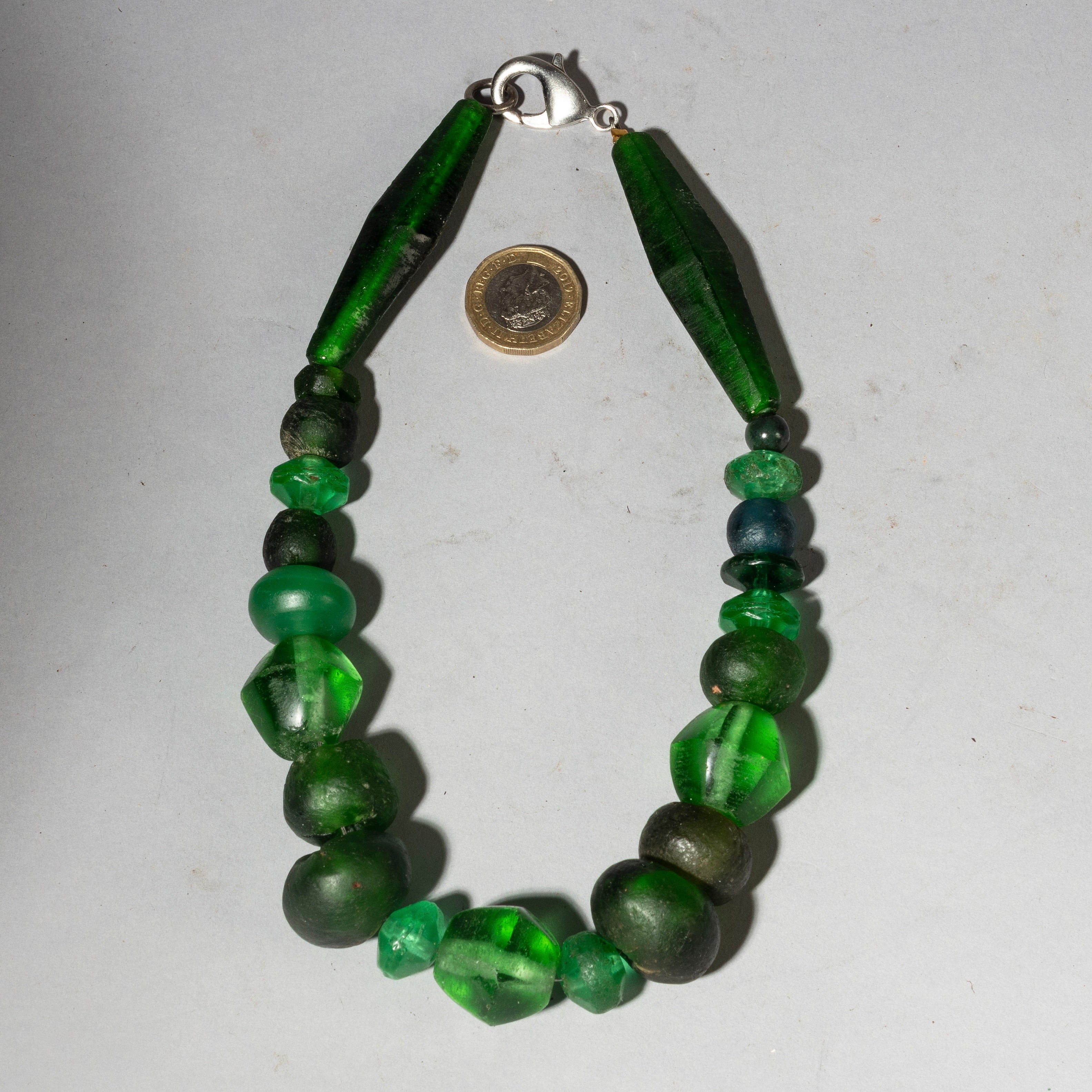 AN EMERALD GREEN MIXED TRADE BEAD+ RECYCLED GLASS NECKLACE ( NO 4341 )