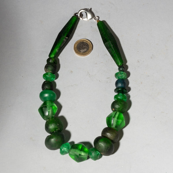 AN EMERALD GREEN MIXED TRADE BEAD+ RECYCLED GLASS NECKLACE ( NO 4341 )