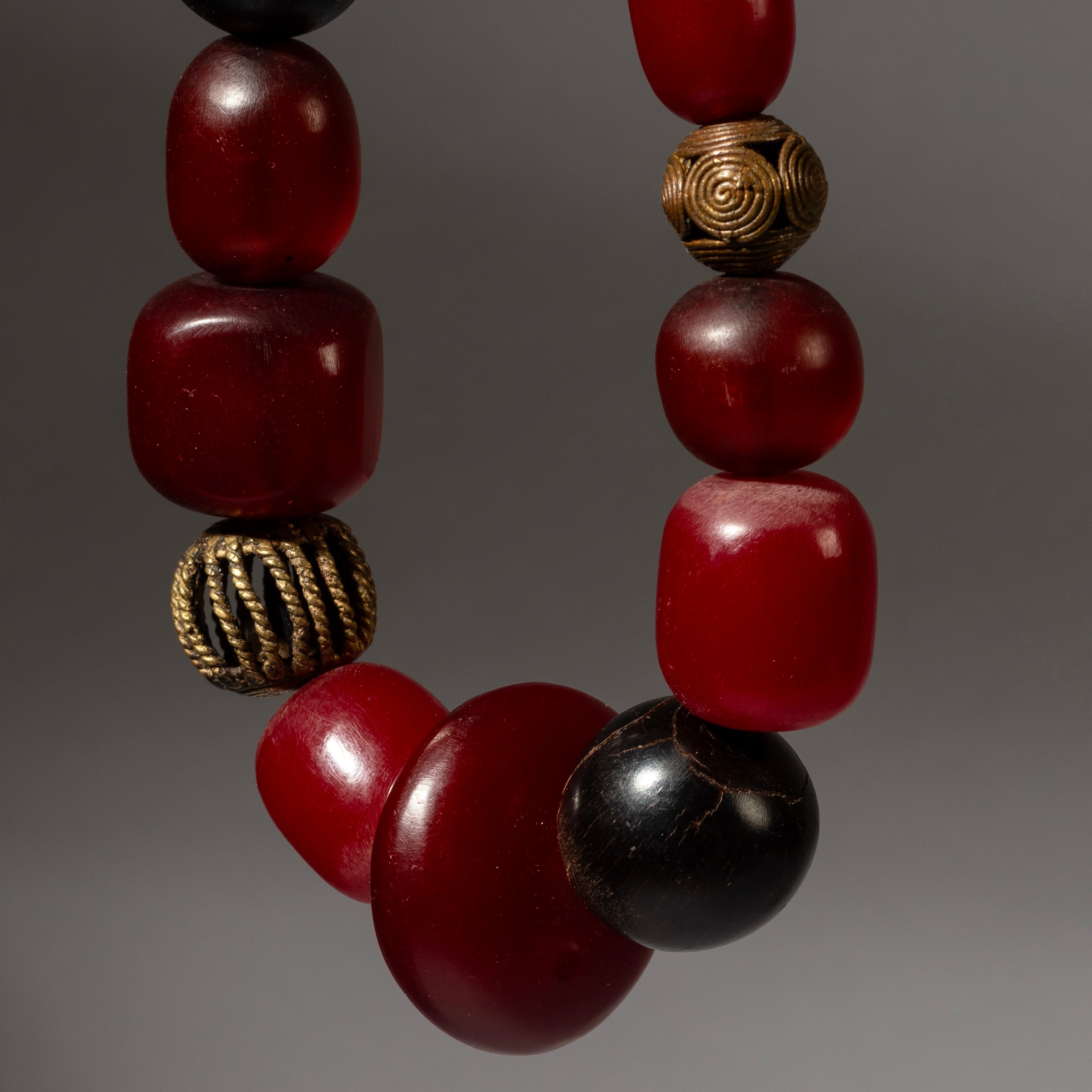 A MIXED WOOD, BRONZE & FAUX AMBER BEAD NECKLACE ( NO 4340 )