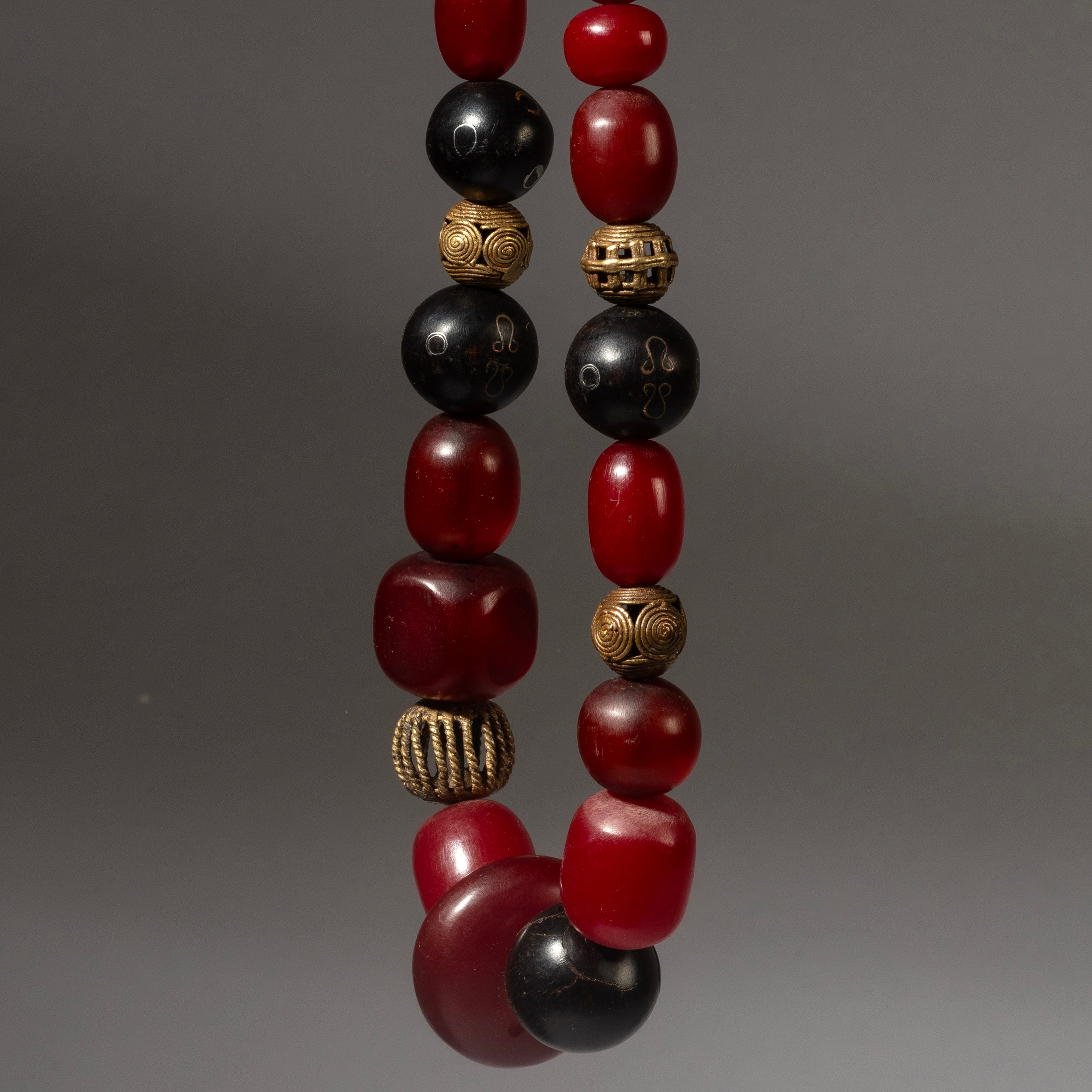 A MIXED WOOD, BRONZE & FAUX AMBER BEAD NECKLACE ( NO 4340 )