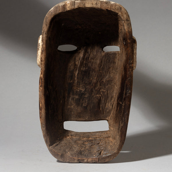 A GRAPHIC WHITE MASK FROM TANZANIA CENTRAL AFRICA (No 4351 )